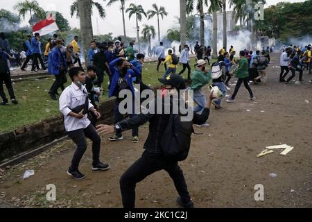 Während einer Demonstration gegen das Omnibus-Gesetz am Donnerstag, den 8. Oktober 2020, werden Studenten in Palembang bei Zusammenprallen mit der indonesischen Polizei beobachtet. (Foto von Sigit Prasetya/NurPhoto) Stockfoto