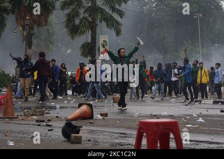 Während einer Demonstration gegen das Omnibus-Gesetz am Donnerstag, den 8. Oktober 2020, werden Studenten in Palembang bei Zusammenprallen mit der indonesischen Polizei beobachtet. (Foto von Sigit Prasetya/NurPhoto) Stockfoto