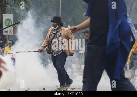 Während einer Demonstration gegen das Omnibus-Gesetz am Donnerstag, den 8. Oktober 2020, werden Studenten in Palembang bei Zusammenprallen mit der indonesischen Polizei beobachtet. (Foto von Sigit Prasetya/NurPhoto) Stockfoto