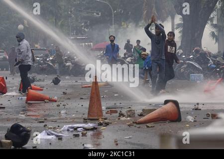 Während einer Demonstration gegen das Omnibus-Gesetz am Donnerstag, den 8. Oktober 2020, werden Studenten in Palembang bei Zusammenprallen mit der indonesischen Polizei beobachtet. (Foto von Sigit Prasetya/NurPhoto) Stockfoto