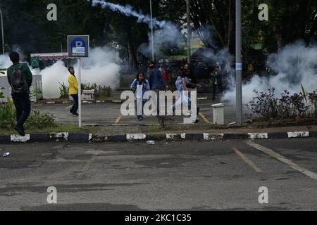 Während einer Demonstration gegen das Omnibus-Gesetz am Donnerstag, den 8. Oktober 2020, werden Studenten in Palembang bei Zusammenprallen mit der indonesischen Polizei beobachtet. (Foto von Sigit Prasetya/NurPhoto) Stockfoto