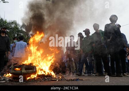 Studenten in Palembang beschuldigten das Feuer auf der Straße als eine Form des Protests gegen die Herausgabe des Omnisbus-Gesetzes, Donnerstag, 8. Oktober 2020. (Foto von Sigit Prasetya/NurPhoto) Stockfoto