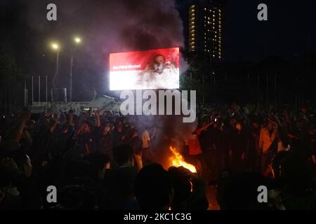 Studenten in Palembang beschuldigten das Feuer auf der Straße als eine Form des Protests gegen die Herausgabe des Omnisbus-Gesetzes, Donnerstag, 8. Oktober 2020. (Foto von Sigit Prasetya/NurPhoto) Stockfoto