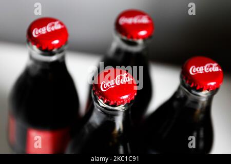 Coca-Cola-Flaschen sind auf diesem Bild zu sehen, das am 8. Oktober 2020 in Krakau, Polen, aufgenommen wurde. (Fotoillustration von Jakub Porzycki/NurPhoto) Stockfoto