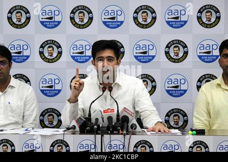 AAM Aadmi Party (AAP) MLA und National-Sprecher Raghav Chadha während einer Pressekonferenz in Neu-Delhi am 8. Oktober 2020. Er sagte auch, dass FCI seit 2015 nicht einmal mehr im Wert einer einzigen Rupie von den Märkten in Delhi beschafft hat. (Foto von Mayank Makhija/NurPhoto) Stockfoto