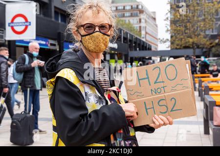 Umweltschützer, darunter Mitglieder der Extinction Rebellion, protestieren am 9. Oktober 2020 auf der Euston Station in London, England gegen das High Speed 2-Projekt. Aktivisten weisen darauf hin, dass der Bau von HS2 mehr Treibhausgasemissionen verursachen wird als eine 100-jährige Nutzung der aktuellen Verkehrsmittel, die er ersetzt. (Foto von Dominika Zarzycka/NurPhoto) Stockfoto