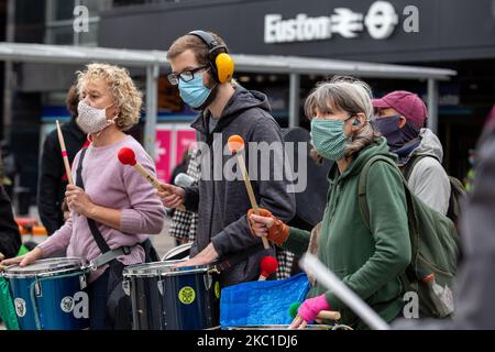 Umweltschützer, darunter Mitglieder der Extinction Rebellion, protestieren am 9. Oktober 2020 auf der Euston Station in London, England gegen das High Speed 2-Projekt. Aktivisten weisen darauf hin, dass der Bau von HS2 mehr Treibhausgasemissionen verursachen wird als eine 100-jährige Nutzung der aktuellen Verkehrsmittel, die er ersetzt. (Foto von Dominika Zarzycka/NurPhoto) Stockfoto