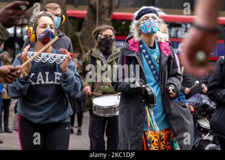 Umweltschützer, darunter Mitglieder der Extinction Rebellion, protestieren am 9. Oktober 2020 gegen das High Speed 2-Projekt im Euston Park, London, England. Aktivisten weisen darauf hin, dass der Bau von HS2 mehr Treibhausgasemissionen verursachen wird als eine 100-jährige Nutzung der aktuellen Verkehrsmittel, die er ersetzt. (Foto von Dominika Zarzycka/NurPhoto) Stockfoto