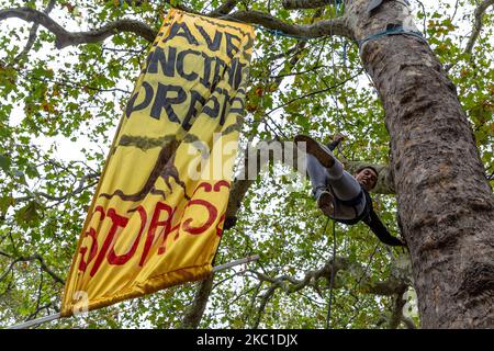 Umweltschützer, darunter Mitglieder der Extinction Rebellion, protestieren am 9. Oktober 2020 gegen das High Speed 2-Projekt im Euston Park, London, England. Aktivisten weisen darauf hin, dass der Bau von HS2 mehr Treibhausgasemissionen verursachen wird als eine 100-jährige Nutzung der aktuellen Verkehrsmittel, die er ersetzt. (Foto von Dominika Zarzycka/NurPhoto) Stockfoto