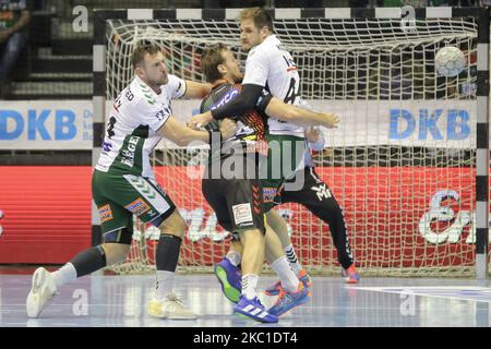 Christian O'Sullivan vom SC Magdeburg wird beim LIQUI MOLY Handball-Bundesliga-Spiel zwischen SC Magdeburg und frisch auf Goeppingen am 08. Oktober 2020 in der GETEC-Arena in Magdeburg von Jacob Bagersted und Kresimir Kozina angegriffen. (Foto von Peter Niedung/NurPhoto) Stockfoto