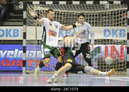 Moritz Preuss vom SC Magdeburgis von Jacob Bagersted von frisch auf angegriffen! Goeppingen beim LIQUI MOLY Handball-Bundesliga-Spiel zwischen SC Magdeburg und frisch auf Goeppingen in der GETEC-Arena am 08. Oktober 2020 in Magdeburg. (Foto von Peter Niedung/NurPhoto) Stockfoto