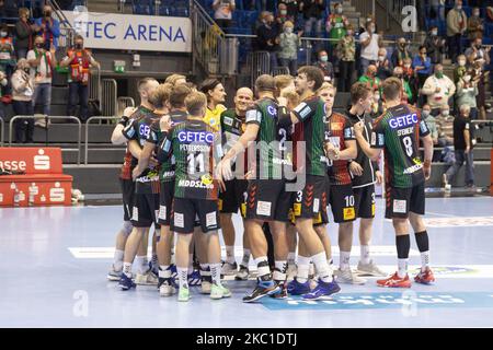 Die Spieler des SC Magdeburg feiern nach ihrem Sieg im LIQUI MOLY Handball-Bundesliga-Spiel zwischen dem SC Magdeburg und frisch auf Goeppingen am 08. Oktober 2020 in der GETEC-Arena in Magdeburg. (Foto von Peter Niedung/NurPhoto) Stockfoto