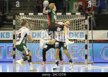 Gisli Thorteir Kristjansson vom SC Magdeburg wird von Jacob Bagersted und Marcel Schiller von frisch auf angegriffen! Goeppingen beim LIQUI MOLY Handball-Bundesliga-Spiel zwischen SC Magdeburg und frisch auf Goeppingen in der GETEC-Arena am 08. Oktober 2020 in Magdeburg. (Foto von Peter Niedung/NurPhoto) Stockfoto