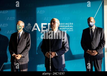 Marcelo Rebelo de Sousa, Luis Miguel Ribeiro, Pedro Siza Vieira nehmen an einem Treffen im AEP-Gebäude in Leca da Palmeira Teil, das vor der verschlossenen Tür stattfand, wo sie per Videokonferenz mit einer Gruppe von Geschäftsleuten sprachen, Und die wirtschaftliche Lage und die Reaktion der Unternehmen im Hinblick auf die aktuelle Situation im Land zu analysieren. Am 9. Oktober 2020 in Matosinhos, Portugal. (Foto von Rita Franca/NurPhoto) Stockfoto