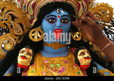 Ein Handwerker gibt einem Idol der Göttin Durga im Vorfeld des bevorstehenden Festivals „Durga Puja“ in Ajmer, im indischen Bundesstaat Rajasthan, am 9. Oktober 2020 einen letzten Schliff. (Foto von Himanshu Sharma/NurPhoto) Stockfoto