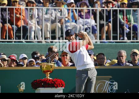 United States Team Player Dustin Johnson beim Spiel des PGA Presidents Cup 4Ball beim Jack Nicklaus GC in Incheon, Südkorea, auf dem 1. T-Shirt. (Foto von Seung-il Ryu/NurPhoto) Stockfoto