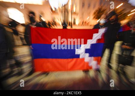 Während einer Demonstration vor dem Präsidentenpalast in Warschau, Polen, am 9. Oktober 2020 werden Demonstranten mit armenischer Flagge gesehen. Mehrere Dutzend Menschen protestierten am Freitag vor dem Präsidentenpalast gegen die Gewalt Aseris im jüngsten Konflikt zwischen Armenien und Aserbaidschan in der Region Berg-Karabach. (Foto von Jaap Arriens/NurPhoto) Stockfoto