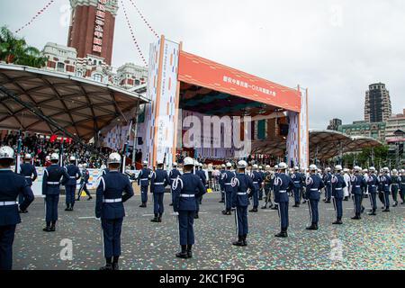 Militärparade am Nationalfeiertag in Taipei, Taiwan, am 10. Oktober 2020. Taiwans Präsident Tsai Ing-wen hielt am 10. Oktober (Samstag) eine starke Rede an seinem Nationalfeiertag 109., der versprach, die nationalen Verteidigungsmechanismen zu stärken und in Sicherheitsfragen enger mit seinen regionalen Partnern zusammenzuarbeiten. (Foto von Annabelle Chih/NurPhoto) Stockfoto