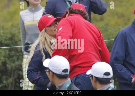 Der US-Teamspieler Phil Mickelson und seine Frau küssen sich während des Einzelspieles des PGA Tour President Cup im Jack Nicklaus GC in Incheon, Südkorea, am 11. Oktober 2015 auf dem 4.-Abschlag. (Foto von Seung-il Ryu/NurPhoto) Stockfoto