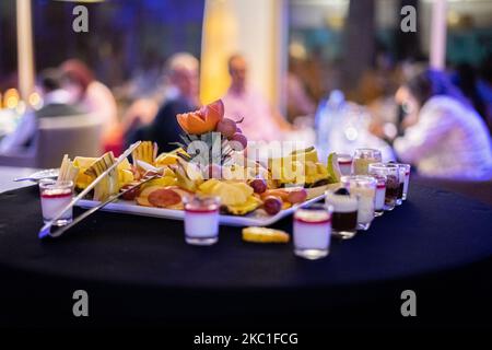 Ein Teller mit geschnittenem Obst auf einem Tisch Stockfoto