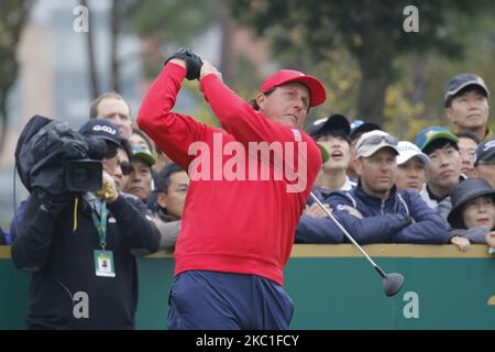 Der US-Teamspieler Phil Mickelson hat am 11. Oktober 2015 beim Einzel-Match des PGA Tour President Cup im Jack Nicklaus GC in Incheon, Südkorea, am 4.. Abschlag mitgemacht. (Foto von Seung-il Ryu/NurPhoto) Stockfoto