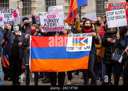 Während einer Unterstützungsdemonstration für Arzakh am 10. Oktober 2020 vor der Downing Street in London, England, werden Demonstranten mit armenischer Flagge und arsachischen Fahnen und Spruchbändern gesehen. Die Demonstranten demonstrierten gegen die Gewalt Aseris und die Beteiligung der Türkei am jüngsten Konflikt zwischen Armenien und Aserbaidschan in der Region Berg-Karabach (selbsternannter Arzakh-Staat). (Foto von Dominika Zarzycka/NurPhoto) Stockfoto