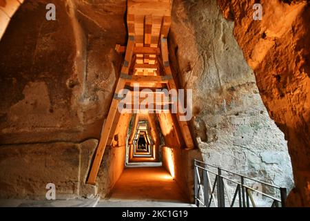 Die Höhle der Sibyl im archäologischen Park von Cuma in Kampanien. Stockfoto