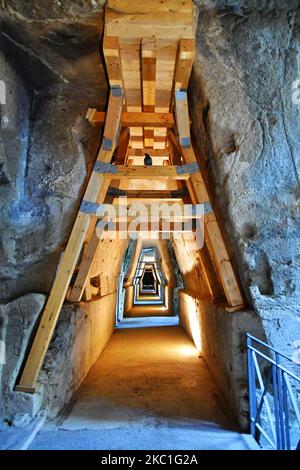 Die Höhle der Sibyl im archäologischen Park von Cuma in Cmpania. Stockfoto