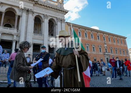 Die italienischen Souveränisten protestieren gegen den Gebrauch von Masken und 5G, mit dem "befreiungsmarsch", am 10,2020. Oktober in Rom, Italien. Die Gründe für ihre Manifestation: "Wir wollen das Ende des Neoliberalismus, ein Wirtschafts- und Denkmodell, das viele ausnutzt, um einige zu bereichern. Freiheit ist ein absoluter Wert von Lebewesen. Das Gewissen der bewussten vereinigt sich und verteidigt die Gemeingüter. Unsere Verfassung und die Charta der universellen Menschenrechte sind ein einziges Leuchtfeuer.(Foto: Riccardo Fabi/NurPhoto) Stockfoto