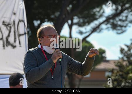 Die italienischen Souveränisten protestieren gegen den Gebrauch von Masken und 5G, mit dem "befreiungsmarsch", am 10,2020. Oktober in Rom, Italien. Die Gründe für ihre Manifestation: "Wir wollen das Ende des Neoliberalismus, ein Wirtschafts- und Denkmodell, das viele ausnutzt, um einige zu bereichern. Freiheit ist ein absoluter Wert von Lebewesen. Das Gewissen der bewussten vereinigt sich und verteidigt die Gemeingüter. Unsere Verfassung und die Charta der universellen Menschenrechte sind ein einziges Leuchtfeuer.(Foto: Riccardo Fabi/NurPhoto) Stockfoto