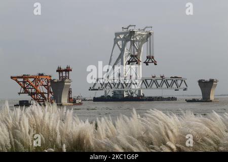 32. Spannweite der im Bau befindlichen Padma-Brücke, einer Mehrzweckbrücke über den Padma-Fluss, die sich nach vier Monaten aufgrund einer Coronavirus-Pandemie in Mawa, in der Nähe von Dhaka, Bangladesch, für die Installation vorbereitet hat, 10. Oktober 2020. (Foto von Rehman Asad/NurPhoto) Stockfoto