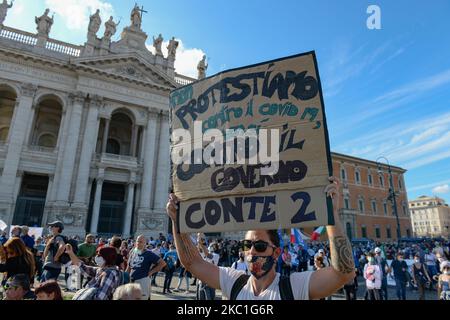 Die italienischen Souveränisten protestieren gegen den Gebrauch von Masken und 5G, mit dem "befreiungsmarsch", am 10,2020. Oktober in Rom, Italien. Die Gründe für ihre Manifestation: "Wir wollen das Ende des Neoliberalismus, ein Wirtschafts- und Denkmodell, das viele ausnutzt, um einige zu bereichern. Freiheit ist ein absoluter Wert von Lebewesen. Das Gewissen der bewussten vereinigt sich und verteidigt die Gemeingüter. Unsere Verfassung und die Charta der universellen Menschenrechte sind ein einziges Leuchtfeuer.(Foto: Riccardo Fabi/NurPhoto) Stockfoto