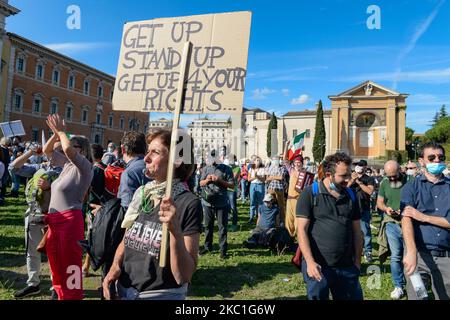 Die italienischen Souveränisten protestieren gegen den Gebrauch von Masken und 5G, mit dem "befreiungsmarsch", am 10,2020. Oktober in Rom, Italien. Die Gründe für ihre Manifestation: "Wir wollen das Ende des Neoliberalismus, ein Wirtschafts- und Denkmodell, das viele ausnutzt, um einige zu bereichern. Freiheit ist ein absoluter Wert von Lebewesen. Das Gewissen der bewussten vereinigt sich und verteidigt die Gemeingüter. Unsere Verfassung und die Charta der universellen Menschenrechte sind ein einziges Leuchtfeuer.(Foto: Riccardo Fabi/NurPhoto) Stockfoto