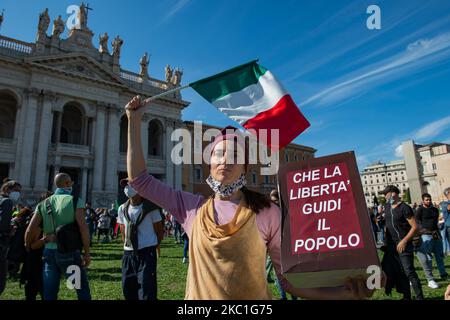 Die italienischen Souveränisten protestieren gegen den Gebrauch von Masken und 5G, mit dem "befreiungsmarsch", am 10,2020. Oktober in Rom, Italien. Die Gründe für ihre Manifestation: "Wir wollen das Ende des Neoliberalismus, ein Wirtschafts- und Denkmodell, das viele ausnutzt, um einige zu bereichern. Freiheit ist ein absoluter Wert von Lebewesen. Das Gewissen der bewussten vereinigt sich und verteidigt die Gemeingüter. Unsere Verfassung und die Charta der universellen Menschenrechte sind ein einziges Leuchtfeuer.(Foto: Riccardo Fabi/NurPhoto) Stockfoto