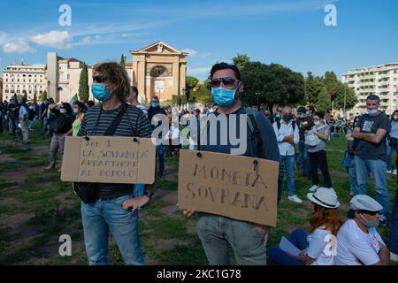 Die italienischen Souveränisten protestieren gegen den Gebrauch von Masken und 5G, mit dem "befreiungsmarsch", am 10,2020. Oktober in Rom, Italien. Die Gründe für ihre Manifestation: "Wir wollen das Ende des Neoliberalismus, ein Wirtschafts- und Denkmodell, das viele ausnutzt, um einige zu bereichern. Freiheit ist ein absoluter Wert von Lebewesen. Das Gewissen der bewussten vereinigt sich und verteidigt die Gemeingüter. Unsere Verfassung und die Charta der universellen Menschenrechte sind ein einziges Leuchtfeuer.(Foto: Riccardo Fabi/NurPhoto) Stockfoto