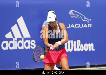 Vavara Lepchenko aus den USA und Paula Badosa Gibert von ESP spielen während der ersten Einzelrunde der WTA Korea Open in Seoul, Südkorea, am 22. September 2015. (Foto von Seung-il Ryu/NurPhoto) Stockfoto