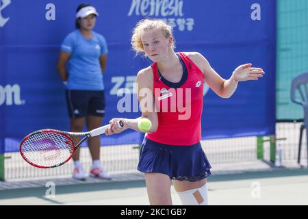 Katerina Siniakova von CZE und Irina Falconi von den USA spielen während der ersten Einzelrunde der WTA Korea Open in Seoul, Südkorea, am 22. September 2015. (Foto von Seung-il Ryu/NurPhoto) Stockfoto