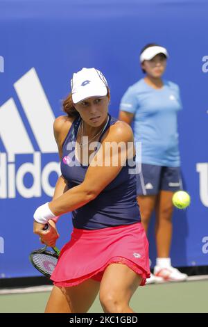 Vavara Lepchenko aus den USA und Paula Badosa Gibert von ESP spielen während der ersten Einzelrunde der WTA Korea Open in Seoul, Südkorea, am 22. September 2015. (Foto von Seung-il Ryu/NurPhoto) Stockfoto