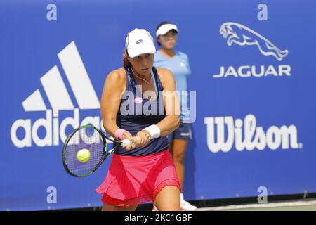 Vavara Lepchenko aus den USA und Paula Badosa Gibert von ESP spielen während der ersten Einzelrunde der WTA Korea Open in Seoul, Südkorea, am 22. September 2015. (Foto von Seung-il Ryu/NurPhoto) Stockfoto