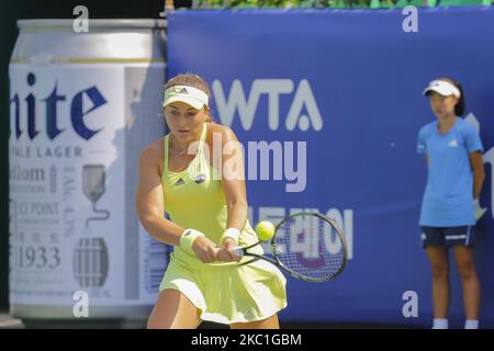 Vavara Lepchenko aus den USA und Paula Badosa Gibert von ESP spielen während der ersten Einzelrunde der WTA Korea Open in Seoul, Südkorea, am 22. September 2015. (Foto von Seung-il Ryu/NurPhoto) Stockfoto