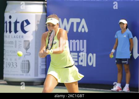 Vavara Lepchenko aus den USA und Paula Badosa Gibert von ESP spielen während der ersten Einzelrunde der WTA Korea Open in Seoul, Südkorea, am 22. September 2015. (Foto von Seung-il Ryu/NurPhoto) Stockfoto