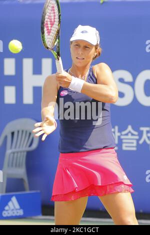 Vavara Lepchenko aus den USA und Paula Badosa Gibert von ESP spielen während der ersten Einzelrunde der WTA Korea Open in Seoul, Südkorea, am 22. September 2015. (Foto von Seung-il Ryu/NurPhoto) Stockfoto