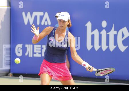 Vavara Lepchenko aus den USA und Paula Badosa Gibert von ESP spielen während der ersten Einzelrunde der WTA Korea Open in Seoul, Südkorea, am 22. September 2015. (Foto von Seung-il Ryu/NurPhoto) Stockfoto