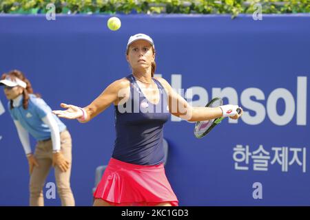 Vavara Lepchenko aus den USA und Paula Badosa Gibert von ESP spielen während der ersten Einzelrunde der WTA Korea Open in Seoul, Südkorea, am 22. September 2015. (Foto von Seung-il Ryu/NurPhoto) Stockfoto