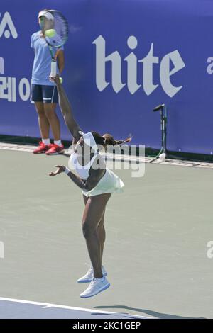 Sloane Stephens aus den USA und Kimiko Date-Krumm aus JPN spielen am 24. September 2015 ein Spiel während der dritten Runde der WTA Korea Open auf dem Olympic Park Tennis Court in Seoul, Südkorea. Sloane Stephens Match gewann den Punktestand mit 6-3,6-4. (Foto von Seung-il Ryu/NurPhoto) Stockfoto