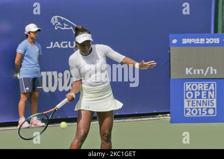 Sloane Stephens aus den USA und Kimiko Date-Krumm aus JPN spielen am 24. September 2015 ein Spiel während der dritten Runde der WTA Korea Open auf dem Olympic Park Tennis Court in Seoul, Südkorea. Sloane Stephens Match gewann den Punktestand mit 6-3,6-4. (Foto von Seung-il Ryu/NurPhoto) Stockfoto