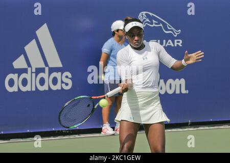 Sloane Stephens aus den USA und Kimiko Date-Krumm aus JPN spielen am 24. September 2015 ein Spiel während der dritten Runde der WTA Korea Open auf dem Olympic Park Tennis Court in Seoul, Südkorea. Sloane Stephens Match gewann den Punktestand mit 6-3,6-4. (Foto von Seung-il Ryu/NurPhoto) Stockfoto