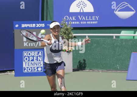 Sloane Stephens aus den USA und Kimiko Date-Krumm aus JPN spielen am 24. September 2015 ein Spiel während der dritten Runde der WTA Korea Open auf dem Olympic Park Tennis Court in Seoul, Südkorea. Sloane Stephens Match gewann den Punktestand mit 6-3,6-4. (Foto von Seung-il Ryu/NurPhoto) Stockfoto