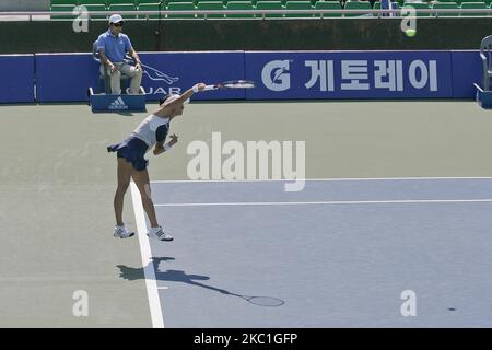 Sloane Stephens aus den USA und Kimiko Date-Krumm aus JPN spielen am 24. September 2015 ein Spiel während der dritten Runde der WTA Korea Open auf dem Olympic Park Tennis Court in Seoul, Südkorea. Sloane Stephens Match gewann den Punktestand mit 6-3,6-4. (Foto von Seung-il Ryu/NurPhoto) Stockfoto