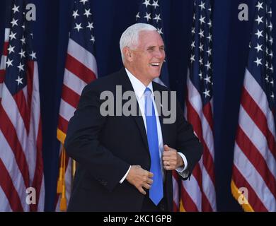 10. Oktober 2020 - Orlando, Florida, USA - der US-Vizepräsident Mike Pence kommt auf die Bühne, um sich bei einer Kundgebung der Latinos für Trump-Kampagne an der Central Christian University am 10. Oktober 2020 in Orlando, Florida, an Unterstützer zu wenden. Mit 24 Tagen bis zu den Präsidentschaftswahlen 2020 werben sowohl Donald Trump als auch der Demokrat Joe Biden um die Stimmen der Latinos, da die Latinos mit 32 Millionen Wahlberechtigten die größte ethnische oder ethnische Minderheit in den Wählern sind. (Foto von Paul Hennessy/NurPhoto) Stockfoto